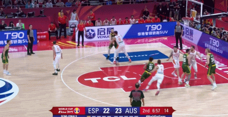 米尔斯高难度侧身上篮.gif