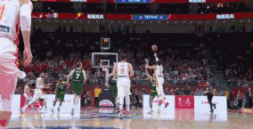 卢比奥压哨差点投进 双方进入加时 (1).gif