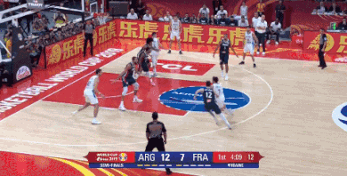 坎帕佐直杀内线上篮得手 (1).gif