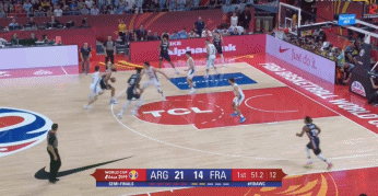 富尼耶行进间上篮.gif