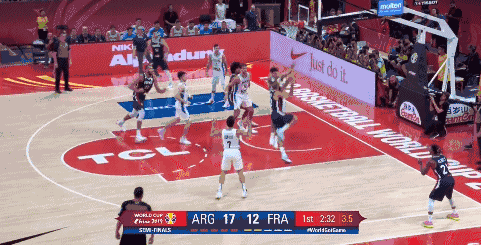 富尼耶持球单打突破上篮得手.gif