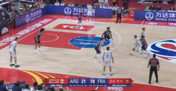 维尔多萨犀利突破高抛上篮得手.gif