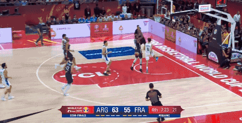 斯科拉飞身上篮.gif