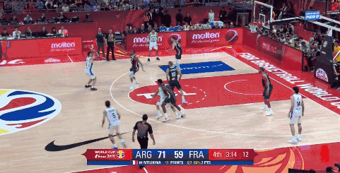 斯科拉迎着戈贝尔防守命中三分.gif