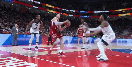 波尼卡突进底线暴扣造成2+1.gif