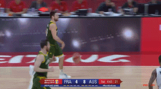 戴拉维多瓦击地妙传米尔斯偷袭得手.gif