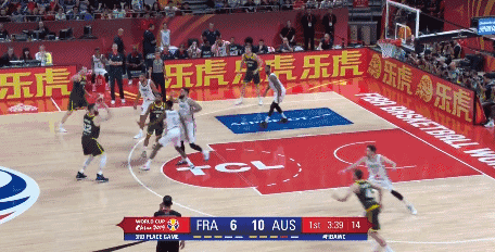 贝恩斯正面打板三分.gif