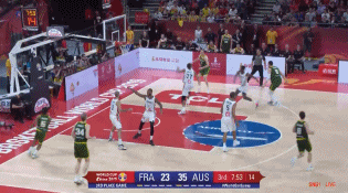 英格尔斯突破爵士队友戈贝尔 反篮打出2+1.gif