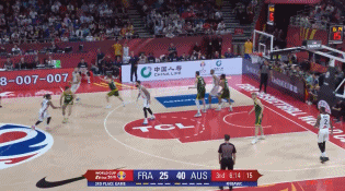富尼耶借掩护一步三分飚进.gif