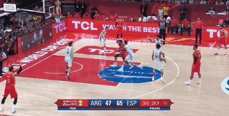费尔南德斯强突被撞倒.gif