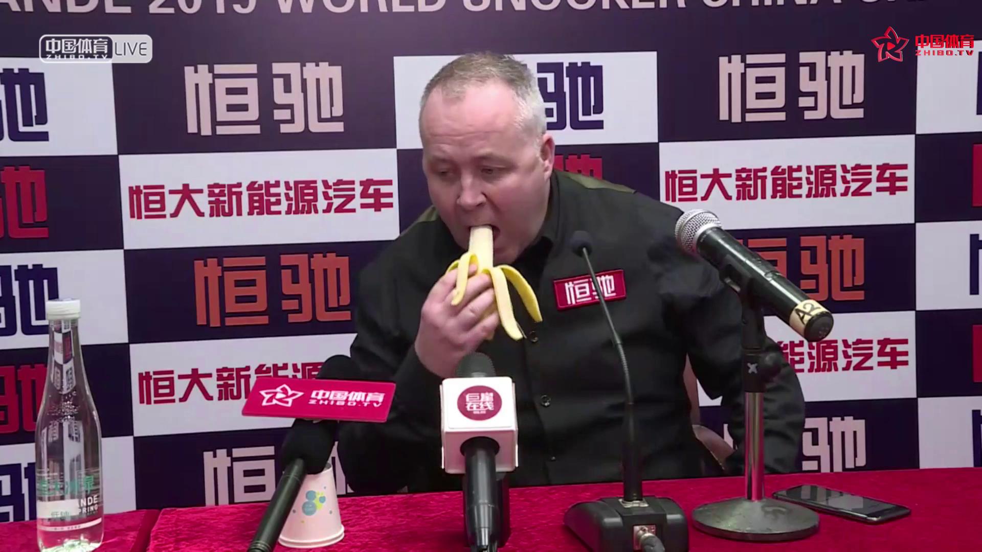 希金斯：你们先问你们的，我先来根香蕉吃，实在太饿了！