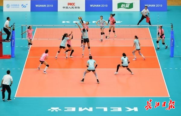  军运会女子排球测试赛 记者喻志勇 摄