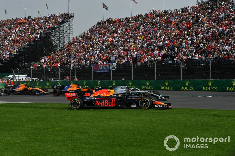 Max Verstappen, Red Bull Racing RB15, runs wide at the start