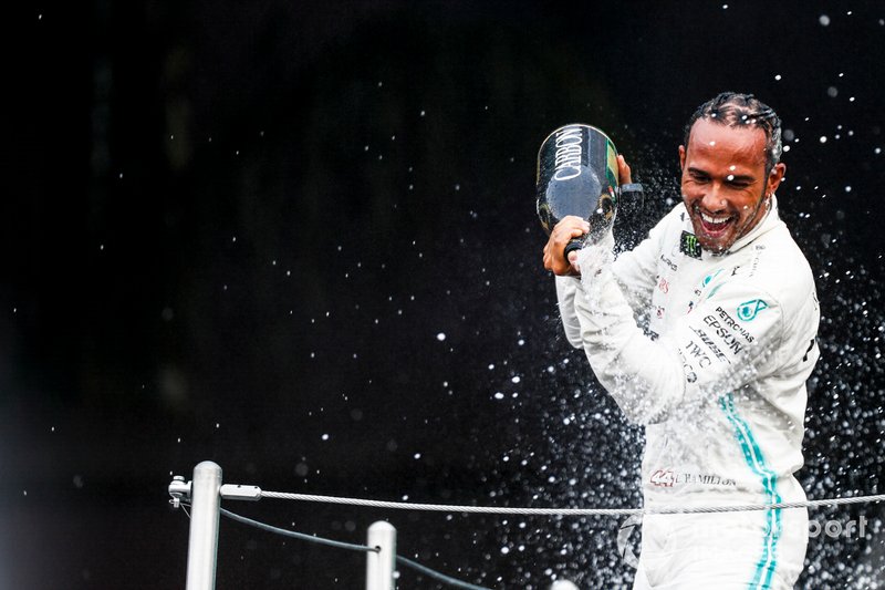 Race winner Lewis Hamilton, Mercedes AMG F1 celebrates on the podium with the champagne 