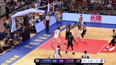 马尚手递手阿联篮下轻松双手扣.gif