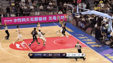 赵睿反击上篮打进2+1.gif