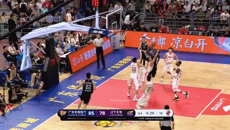 芬森上篮打出2+1.gif