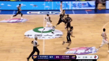 赵睿吊传助易建联空接暴扣.gif