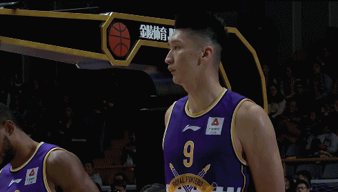孙悦首发出场.gif
