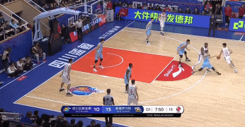 罗宾逊迎着周琦单臂暴扣得分.gif