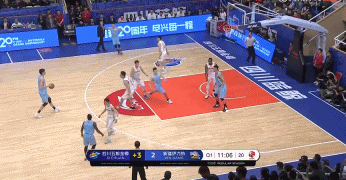 周琦追身三分命中.gif