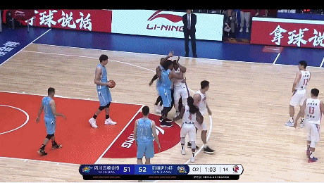 斯托克斯和罗宾逊起冲突.gif