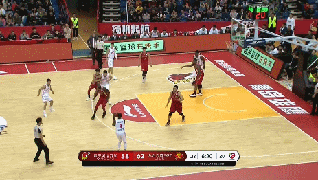 亚当斯终于投中三分.gif