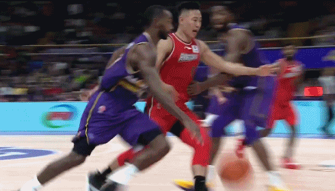 弗格压哨上篮得手.gif