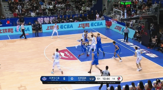 林书豪助攻方硕三分命中.gif