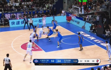 林书豪助王骁辉强行干拔打进打板压哨3分.gif