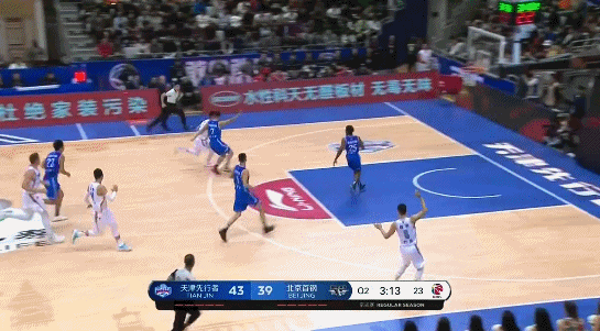 林书豪反击上篮被李荣培帽出.gif