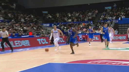 林书豪对抗失去平衡的高打板2+1.gif