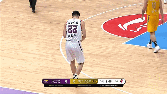 李晓旭球鞋掉了.gif
