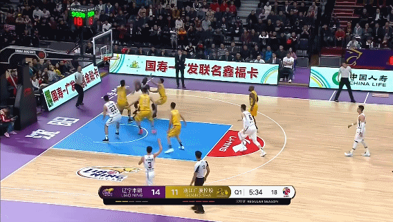 芬森折叠打板上篮.gif