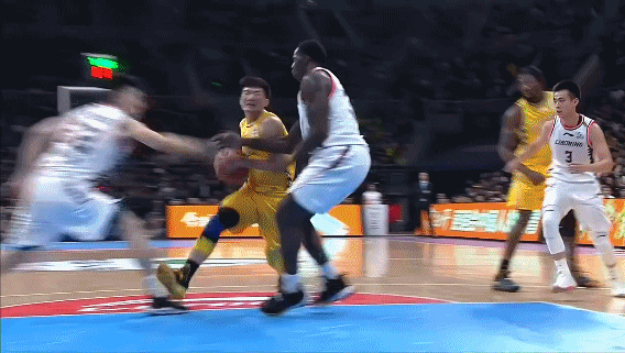 巴斯贴身送出大帽.gif