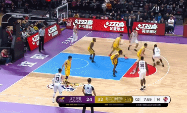 胡金秋窒息封盖师弟双手上篮.gif