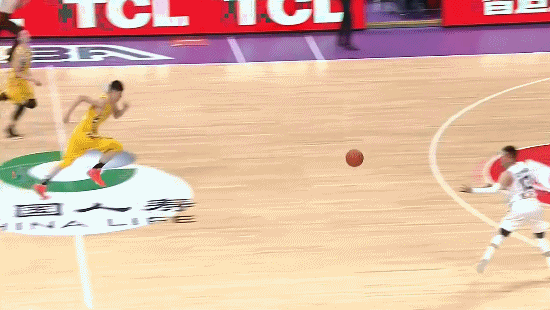 郭艾伦上篮终于开张  胡金秋干扰球.gif