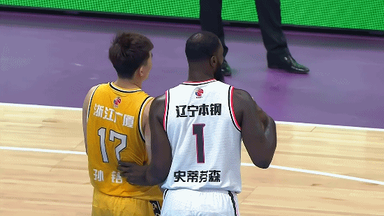 孙铭徽假摔.gif