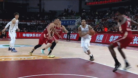 王哲林妙传格林海底捞月挑篮打进.gif