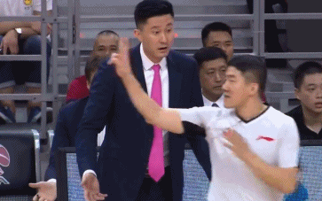 杜锋刚才比划动作：这样都不犯规.gif