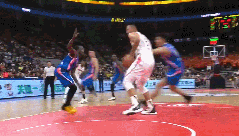 易建联篮下暴扣.gif