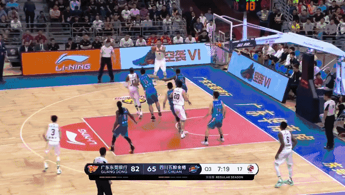 易建联职业生涯总得分超过11000分.gif