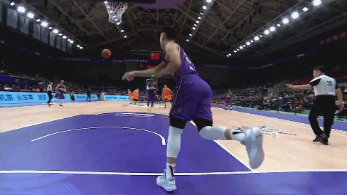 桑尼超远压哨三分命中.gif