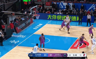 方硕突破极限空间上篮.gif