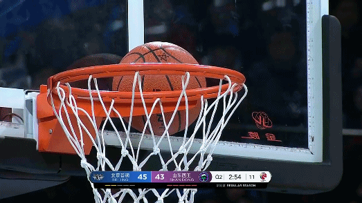 书豪上篮被卡篮脖子.gif