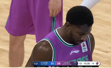 梅斯这长相有点像《夏洛特烦恼》里的大爷.gif