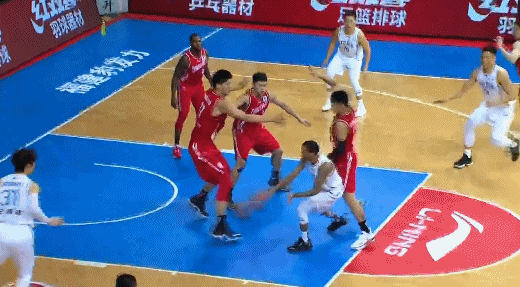 王哲林双手暴扣.gif
