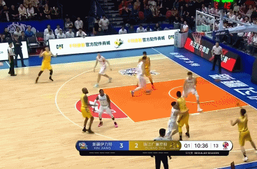周琦长臂连送两记火锅.gif
