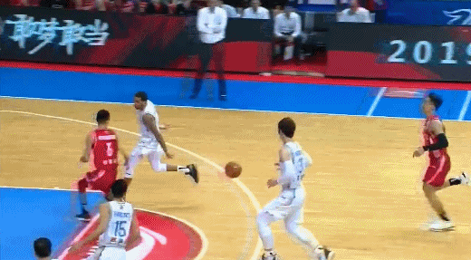 王哲林反击单手暴扣.gif