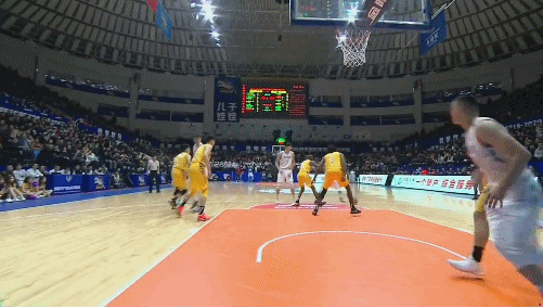 费尔德超级拉杆上篮迫近比分.gif